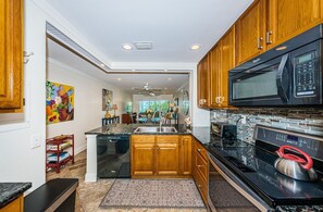 Geladeira, micro-ondas, fogão, cooktop