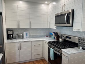 冰箱、微波炉、烤箱、炉灶