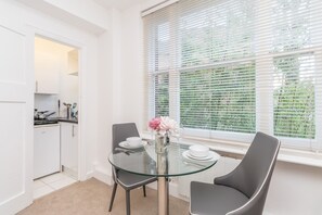 Premium Apartments | Living area | TV - Hill Street Mayfair Apartments (London)