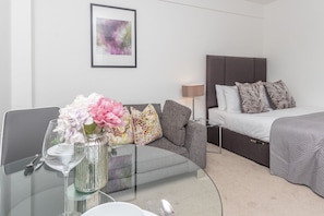 Premium Apartments | Living area | TV - Hill Street Mayfair Apartments (London)