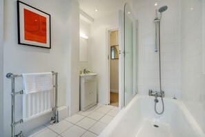 Bathroom - Hill Street Mayfair Apartments (London)