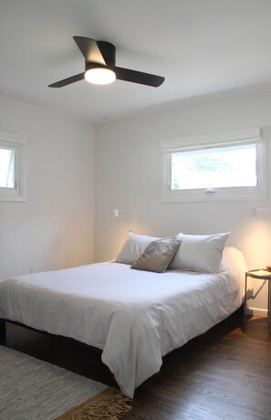 2 bedrooms, desk, iron/ironing board, WiFi