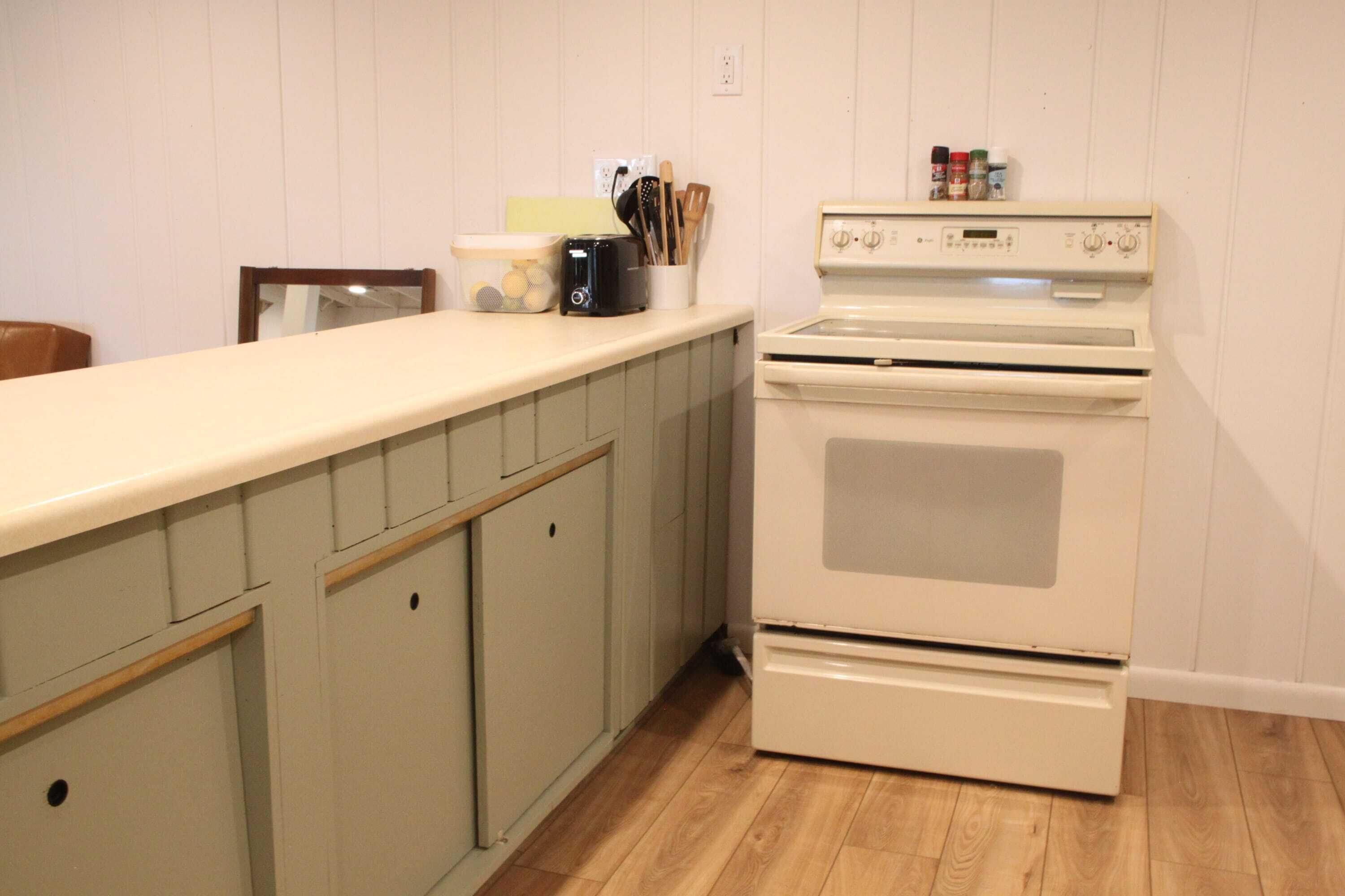 Coffee/tea maker, fridge, oven, stovetop