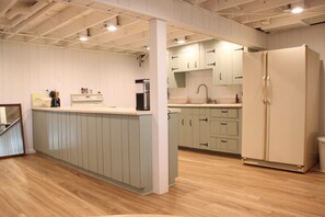 Wasserkocher mit Kaffee-/Teezubehör, Kühlschrank, Ofen, Herdplatte