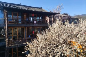 Un edificio tradizionale con diversi piani, ampie finestre e un balcone.