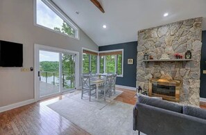 Smart TV, chimenea, reproductor de DVD y libros