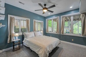 4 bedrooms, desk, iron/ironing board, free WiFi