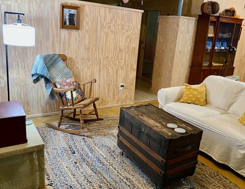 Hip Quiet Mountain Apartment, 15 minutes from Asheville