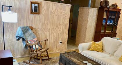 Hip Quiet Mountain Apartment, 15 minutes from Asheville