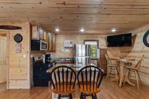 Réfrigérateur, four à micro-ondes, surface de cuisson, cafetière-théière