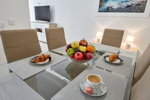 Departamento Deluxe | Área de sala de estar | Smart TV de 43 pulgadas con canales por cable 