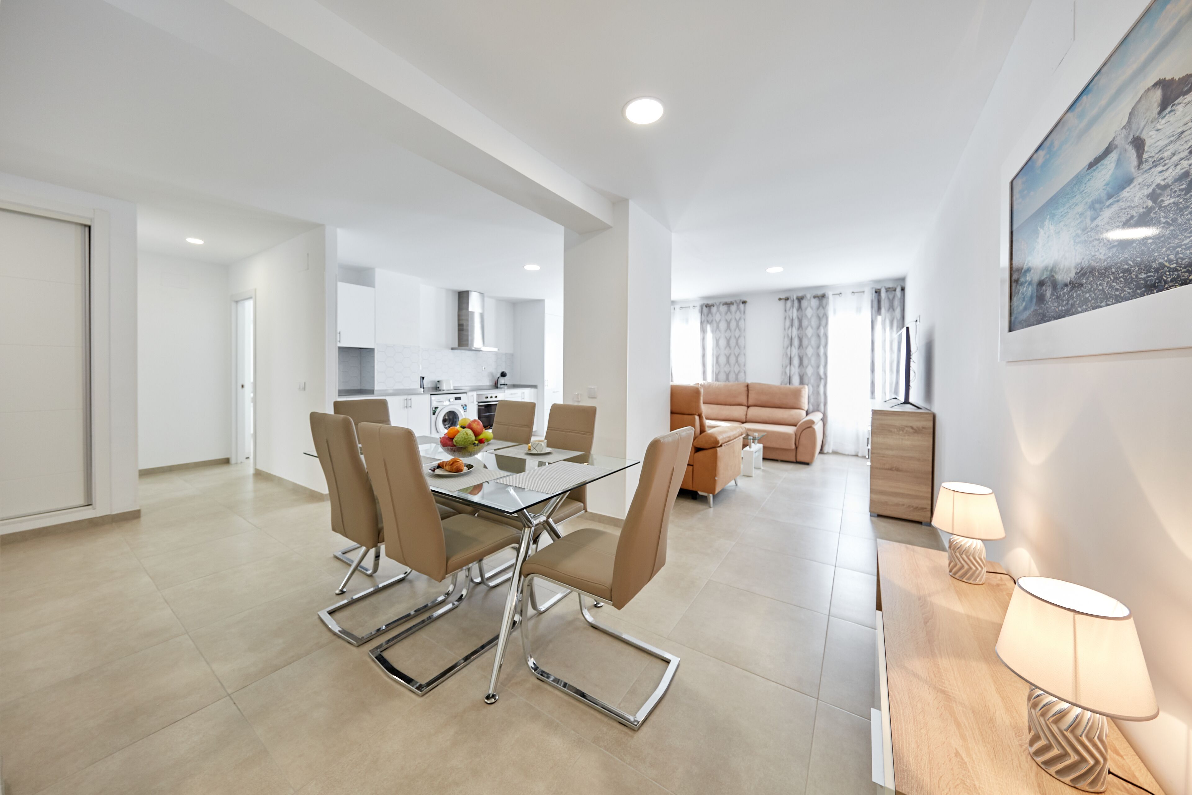 Apartamento Deluxe | Zona de estar | Smart TV de 43 pulgadas con canales por cable