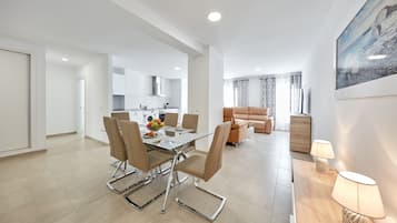 Departamento Deluxe | Área de sala de estar | Smart TV de 43 pulgadas con canales por cable