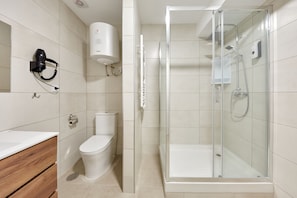 Apartamento luxo | Banheiro | Chuveiro, produtos de toalete grátis, secador de cabelo 