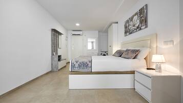 Un dormitorio moderno con cama, mesitas de noche y una lámpara de pared.