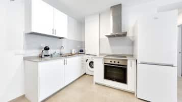 Deluxe Apartment | Private kitchen | Full-sized fridge, microwave, oven, stovetop