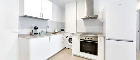 Apartamento Deluxe | Cocina privada | Frigorífico grande, microondas, horno y placa de cocina