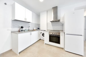 Refrigerador con freezer, microondas, horno, placa de cocina