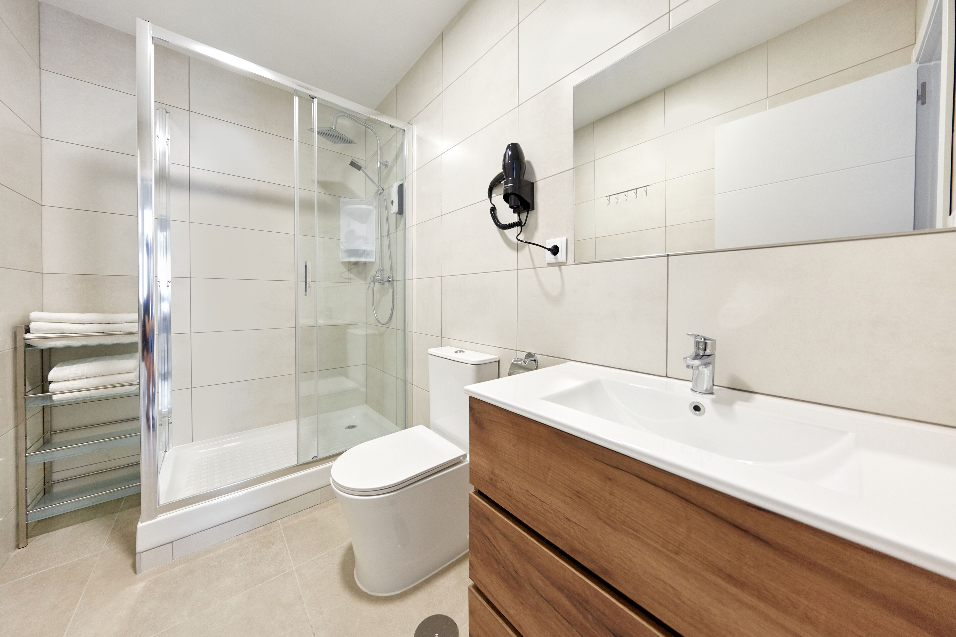 Deluxe appartement | Badkamer | Een douche, gratis toiletartikelen, een haardroger, handdoeken