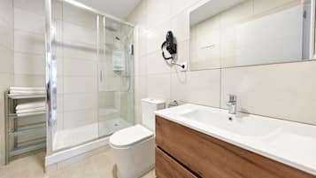 Deluxe appartement | Badkamer | Een douche, gratis toiletartikelen, een haardroger, handdoeken