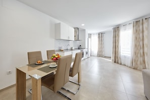 Deluxe Apartment | Living area | 43-inch Smart TV with cable channels - Sonrisa Deluxe Apartments Levante (Benidorm)