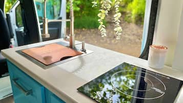 Fridge, stovetop, cookware/dishes/utensils, freezer