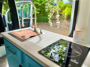 Refrigerador, parrilla de estufa, utensilios de cocina y congelador 