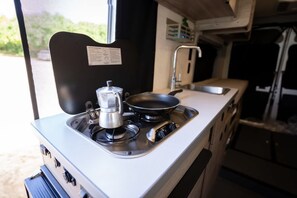 Fridge, stovetop, cookware/dishes/utensils - Van Del Sol - Stay where it moves you with Sunny! (San Juan)