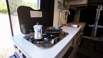 Refrigerador, parrilla de estufa y utensilios de cocina