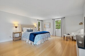 2 bedrooms, desk, iron/ironing board, free WiFi - Sweet reTreat, Perfect Location (Niagara-on-the-Lake)
