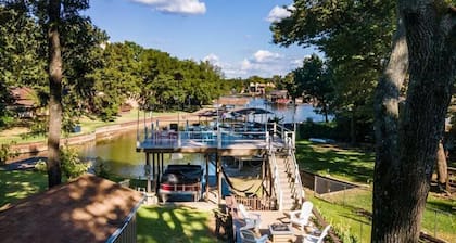 20 Guest, Lakefront Retreat, Hot Tub, Jet Ski Rental