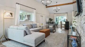 Téléviseur, foyer, livres, chaîne audio