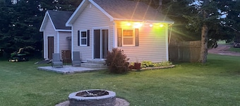 Charming Cottage with guest Cabin, hot tub and RV hook up
