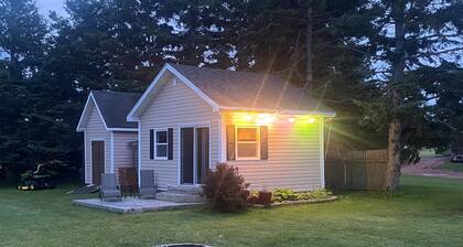 Charming Cottage with guest Cabin, hot tub and RV hook up
