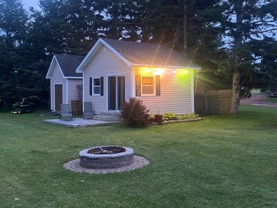 Charming Cottage with guest Cabin, hot tub and RV hook up