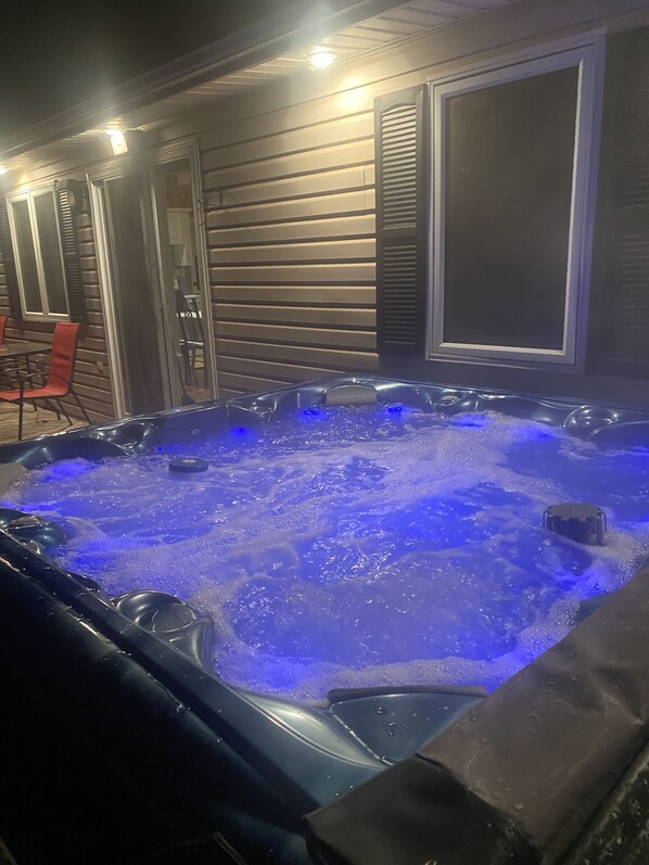 Outdoor spa tub - Charming Cottage with guest Cabin, hot tub and RV hook up (O'Leary)