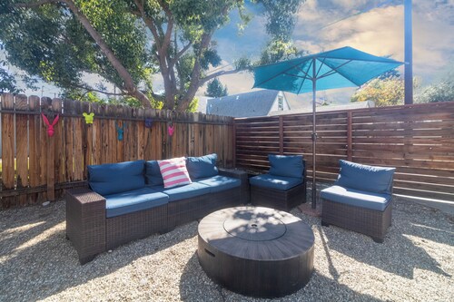 Bright Vibes Home- Sleeps 8- 1 block to University- Pacman, BBQ, Indoor Gym