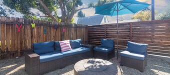 Bright Vibes Home- Sleeps 8- 1 block to University- Pacman, BBQ, Indoor Gym