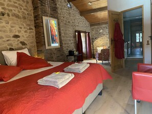 Deluxe Room | Minibar, individually decorated, individually furnished, desk - Chambre d hôtes La Vaisse (Ambert)
