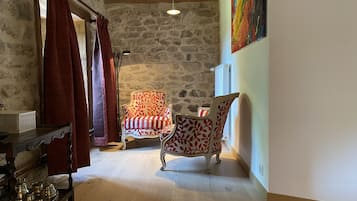 Minibar, decoración personalizada, muebles diferentes y escritorio