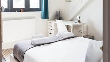 3 bedrooms, desk, iron/ironing board, travel crib