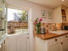 Refrigerador, tetera/pava eléctrica, tostadora, utensilios de cocina