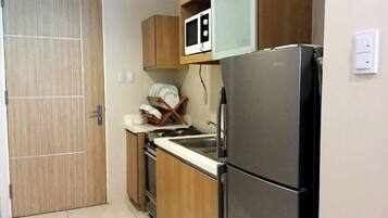 Microwave, oven, cookware/dishes/utensils