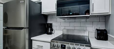 Refrigerador, microondas, horno, placa de cocina