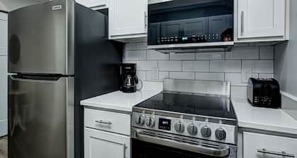 Stylish Condo Close To Everything!