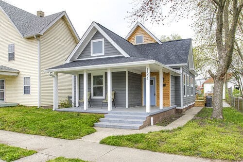 Stylish Condo Close To Everything! 