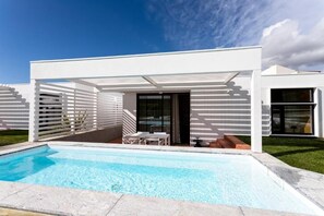 Villa superior, cocineta, vista al jardín | Alberca privada