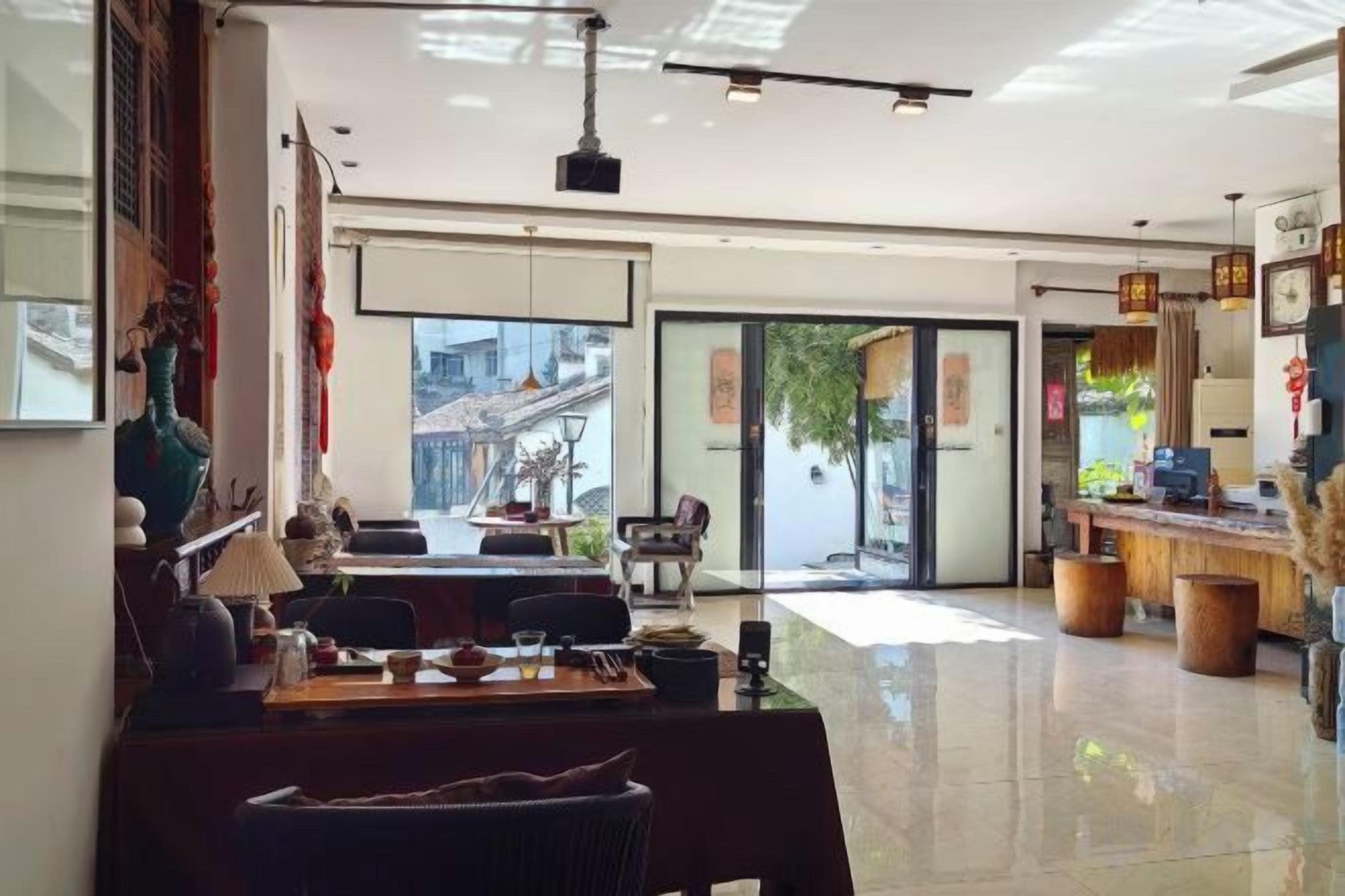 Un interior moderno con zona de comedor, bar y vista a la calle.