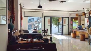 Un interior moderno con zona de comedor, bar y vista a la calle.