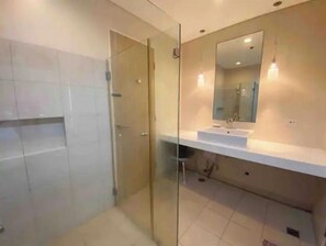 Douche, serviettes fournies